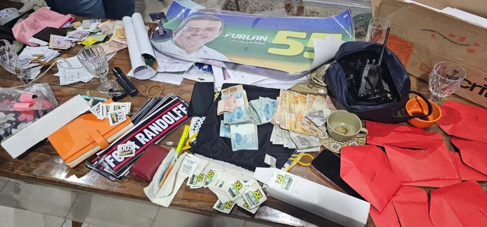 Ação policial apreende R$ 50 mil em espécie, listas com cifras de R$ 600 mil e santinhos de Dr. Furlan e aliados