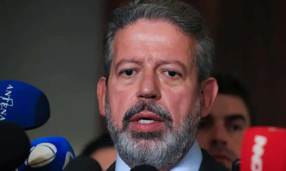 Arthur Lira negocia com lideranças a votação da pauta da anistia, dizem fontes